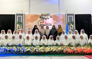 Calon Wisudawati Hamalatul Qur’an yang ke-33 mengikuti TASMI’ AL-QUR’AN BIL GHOIB 30 JUZ sebelum wisuda