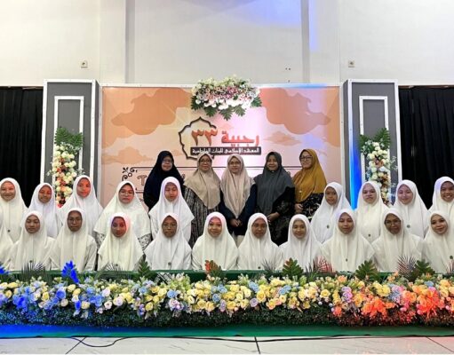 Calon Wisudawati Hamalatul Qur’an yang ke-33 mengikuti TASMI’ AL-QUR’AN BIL GHOIB 30 JUZ sebelum wisuda